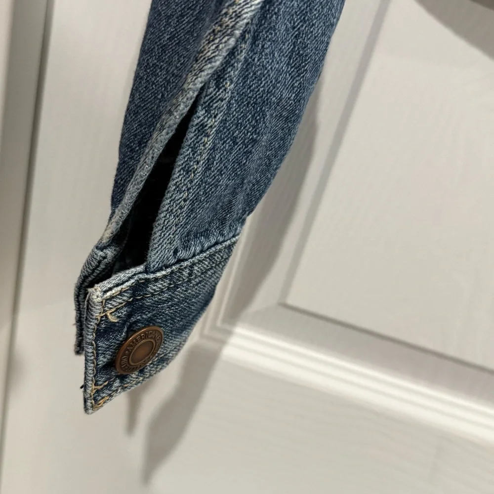 American Eagle Cropped Denim Jacket - Picture 9 of 13